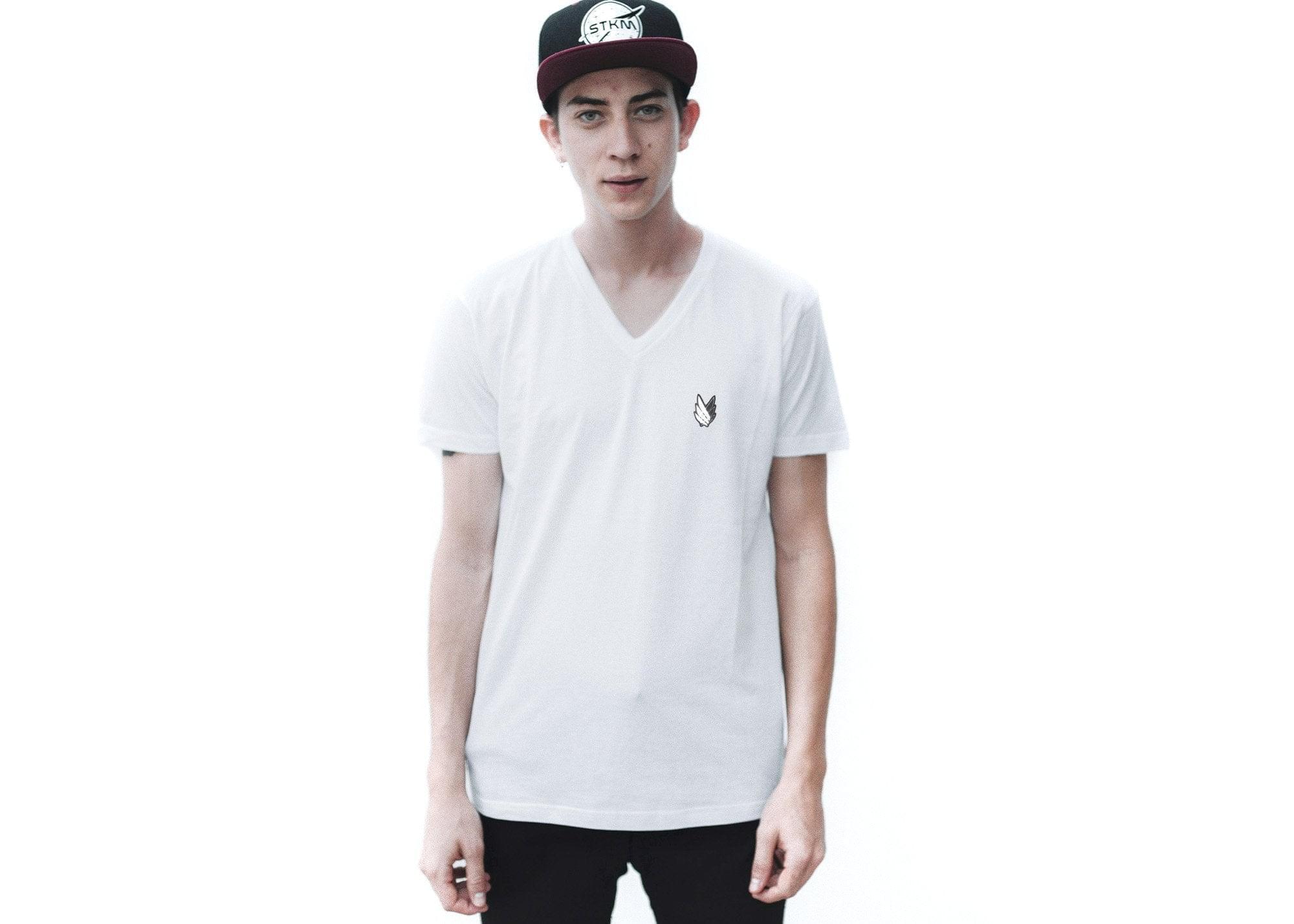 Essentials wings cuello V | Playera | basicos, hombre, playera, stkm originals | Stockholm Company